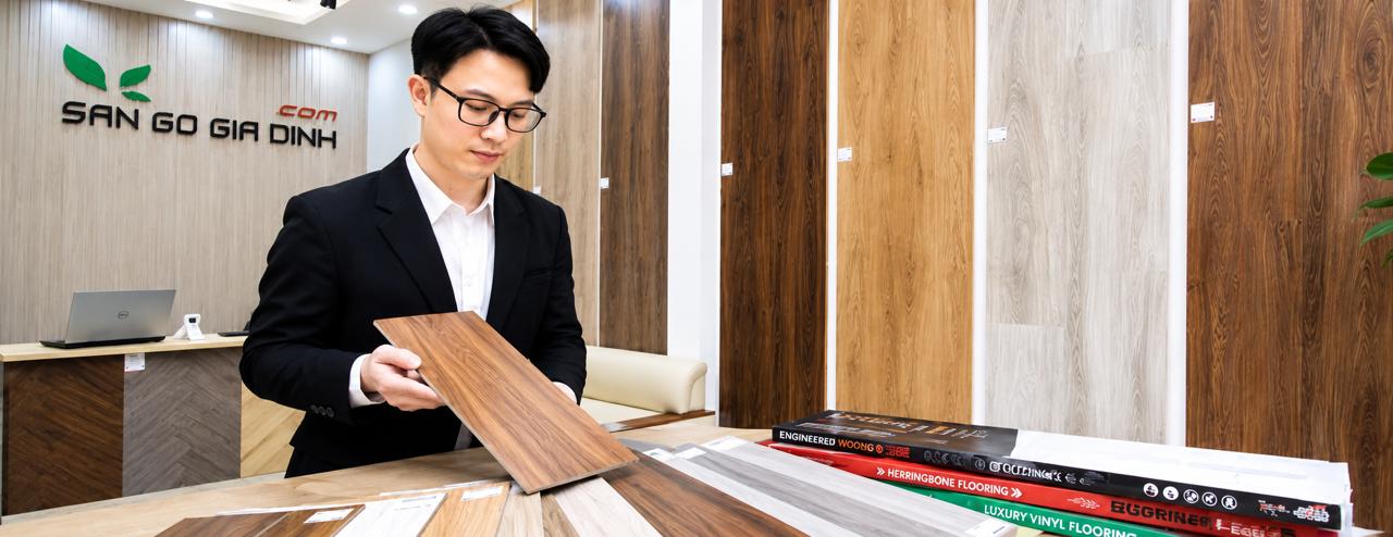 Nhân viên Sàn Gỗ Gia Đình tư vấn mẫu sàn gỗ, sàn xương cá và sàn nhựa tại showroom