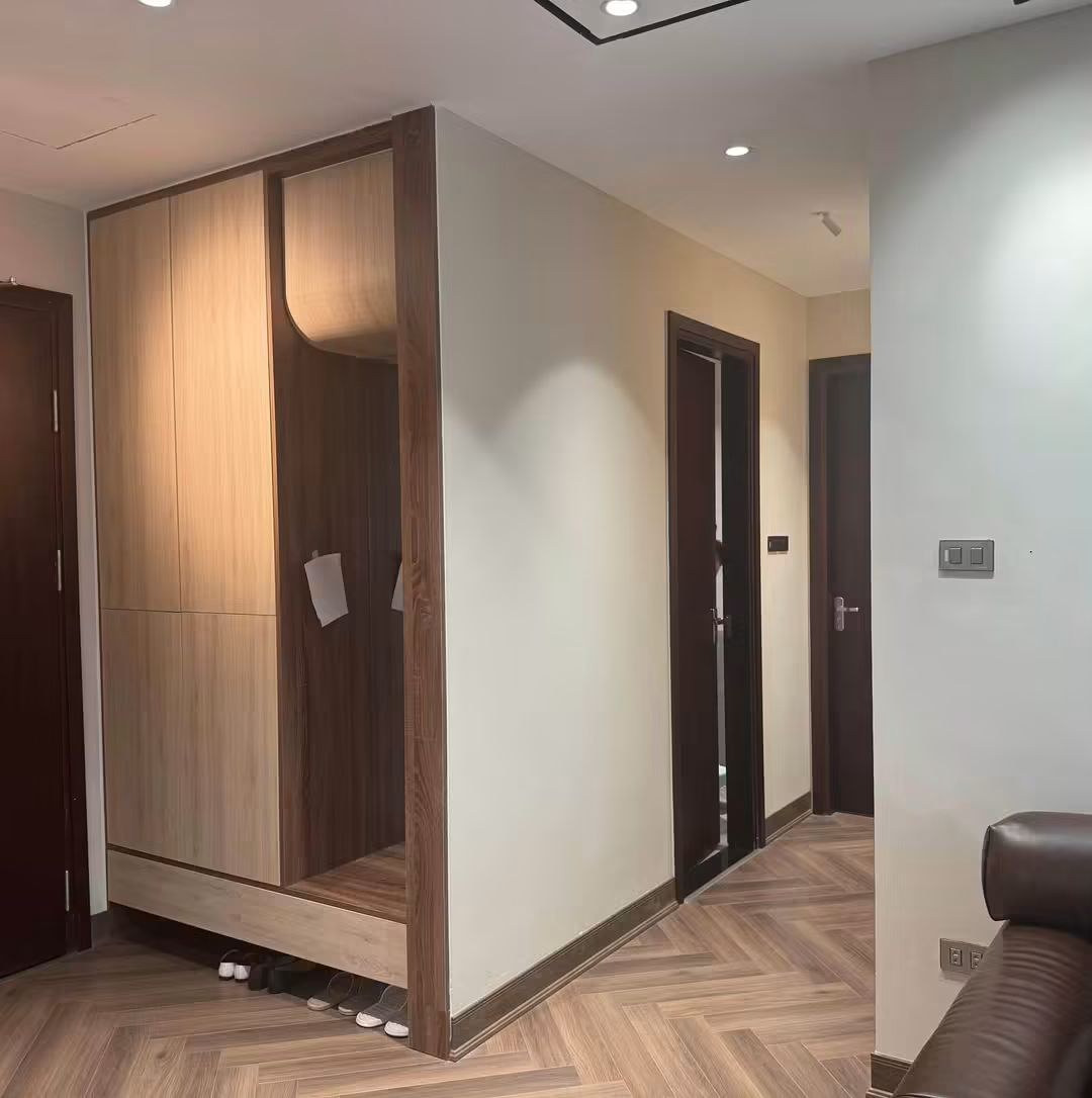 Sàn gỗ xương cá Novaro N-702 lát hành lang chuyển tiếp giữa các phòng, công trình Phường Nghĩa Đô, Hà Nội