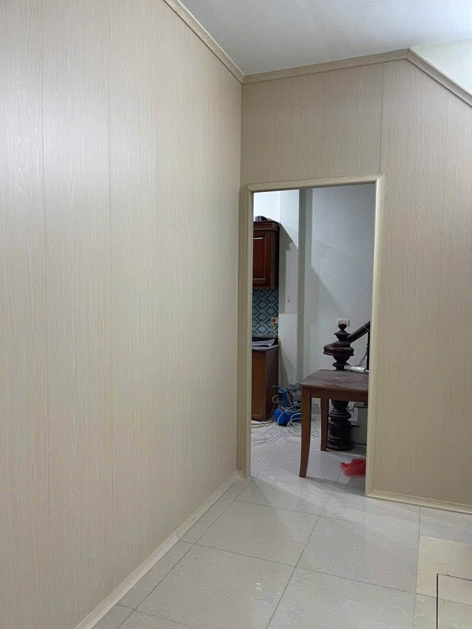 Hành lang ốp tấm nano tông kem sáng