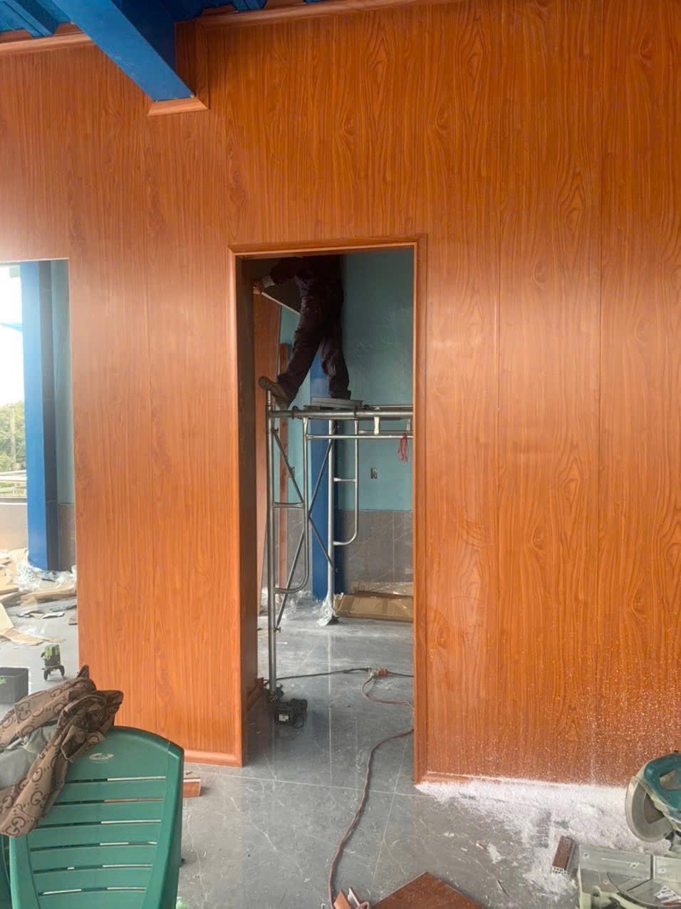 Hành lang ốp tấm nano vân gỗ phối trắng