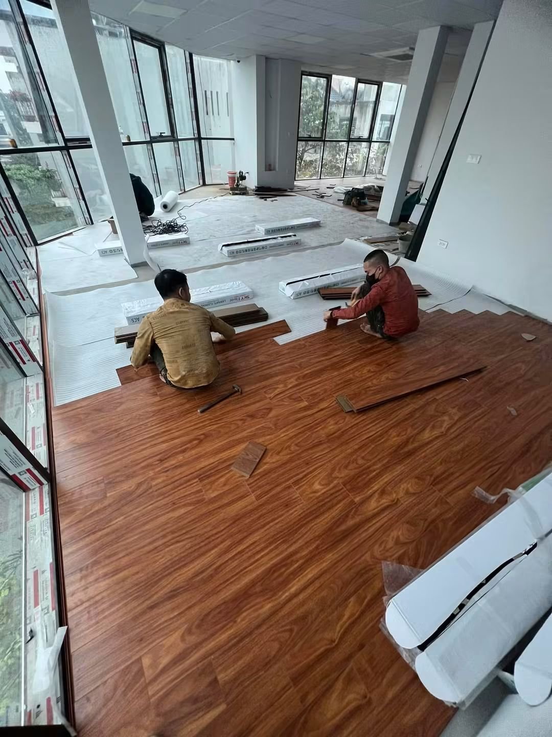 Thợ đang lắp sàn gỗ trong phòng