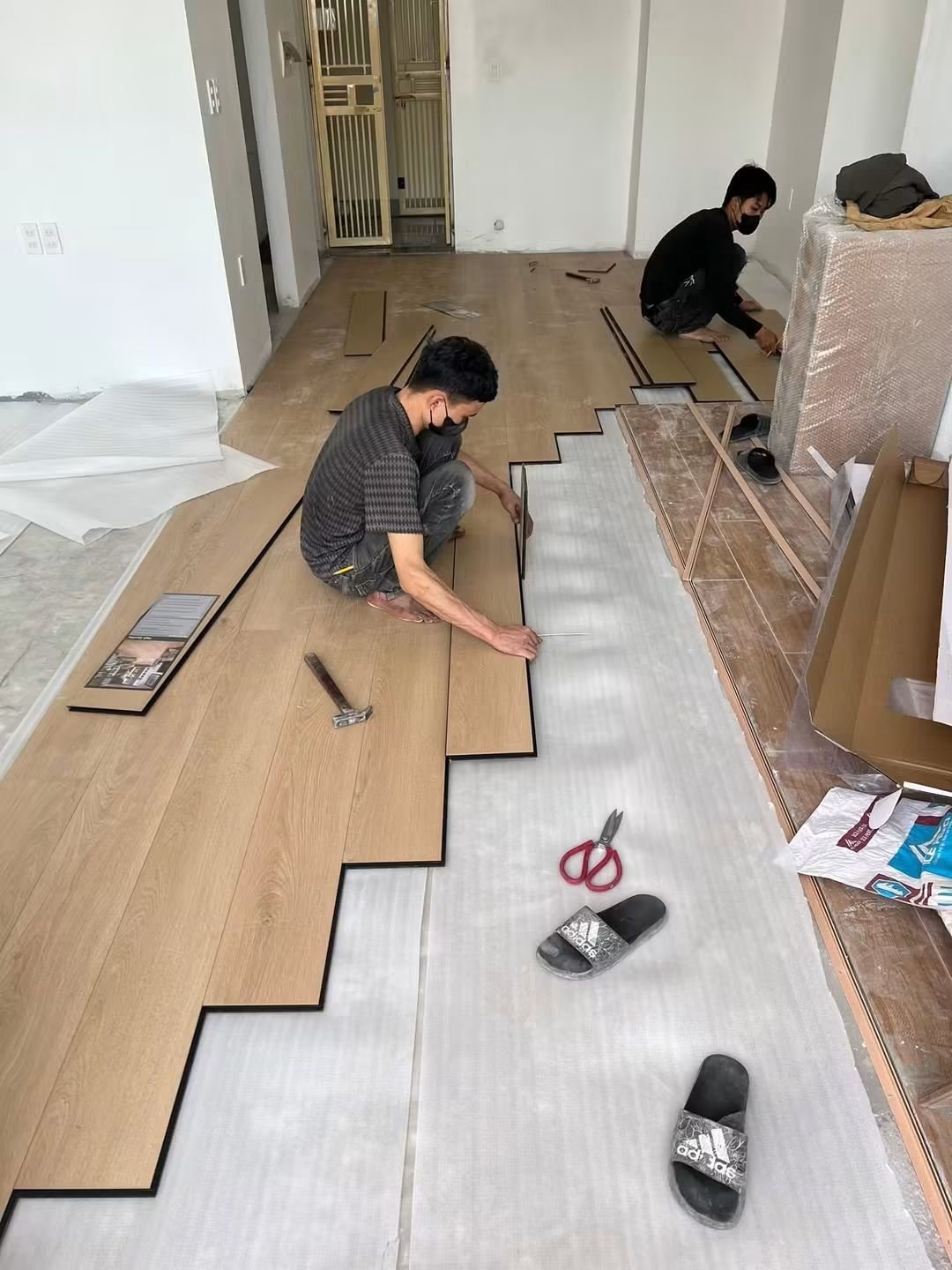 Nhóm thợ lắp sàn gỗ công nghiệp