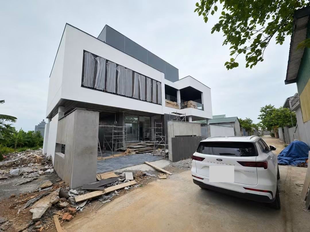 Ngôi nhà hai tầng đang hoàn thiện, chuẩn bị lát sàn