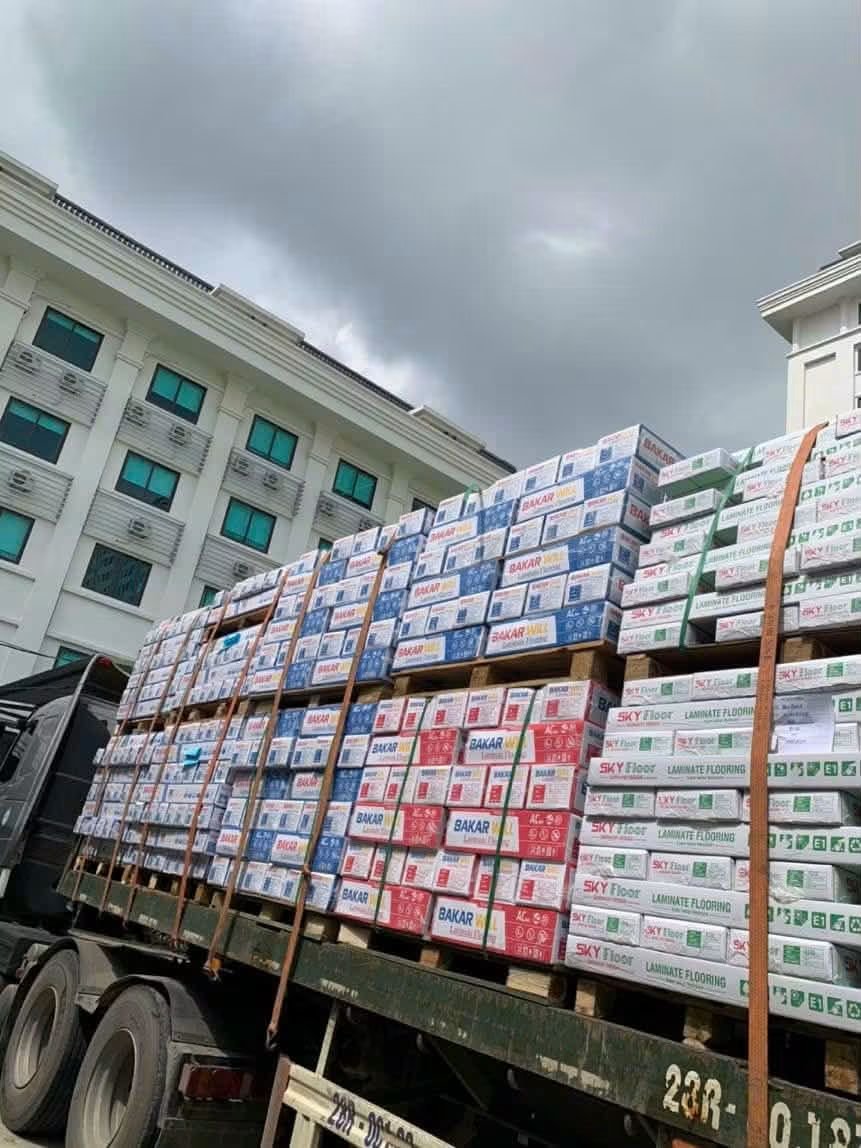 Xe tải chở hàng sàn gỗ xếp cao