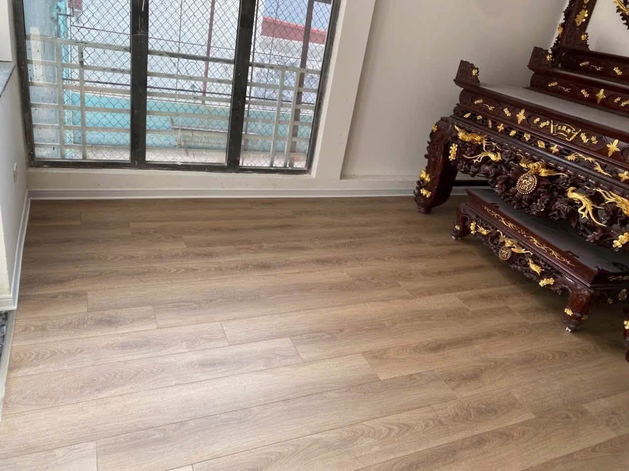 Sàn gỗ nâu xám sáng lát thẳng