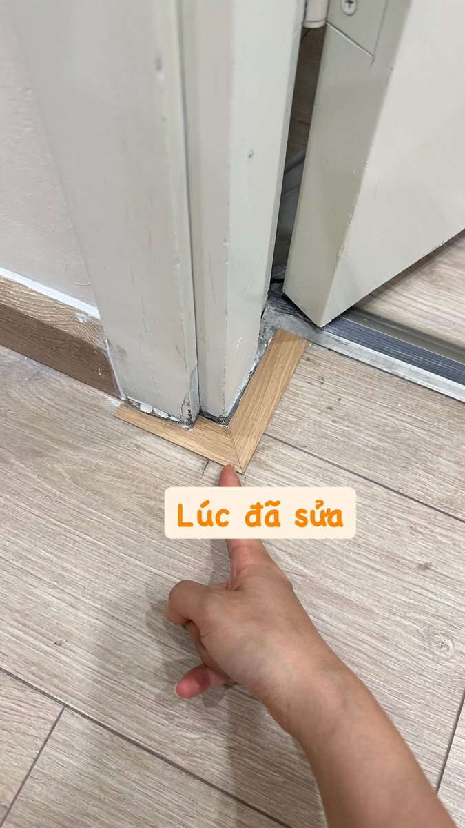 Sàn gỗ công nghiệp cạnh khung cửa sau khi sửa, hở mối đã được xử lý