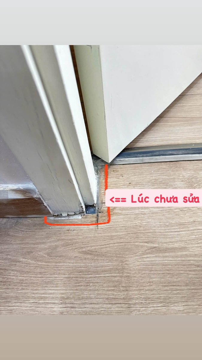 Sàn gỗ công nghiệp cạnh khung cửa bị hở mối trước khi sửa