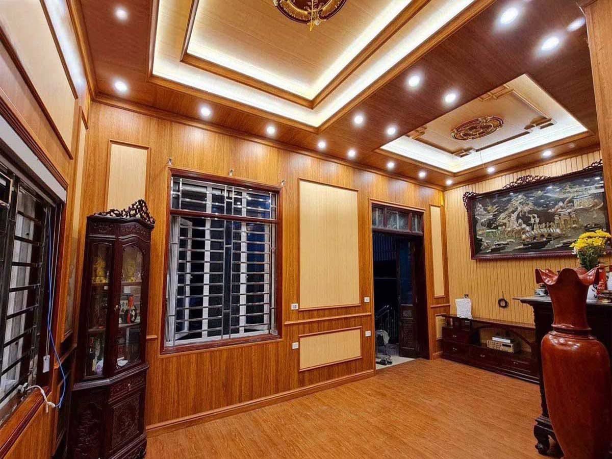 Phòng khách ốp tường và trần bằng tấm nano