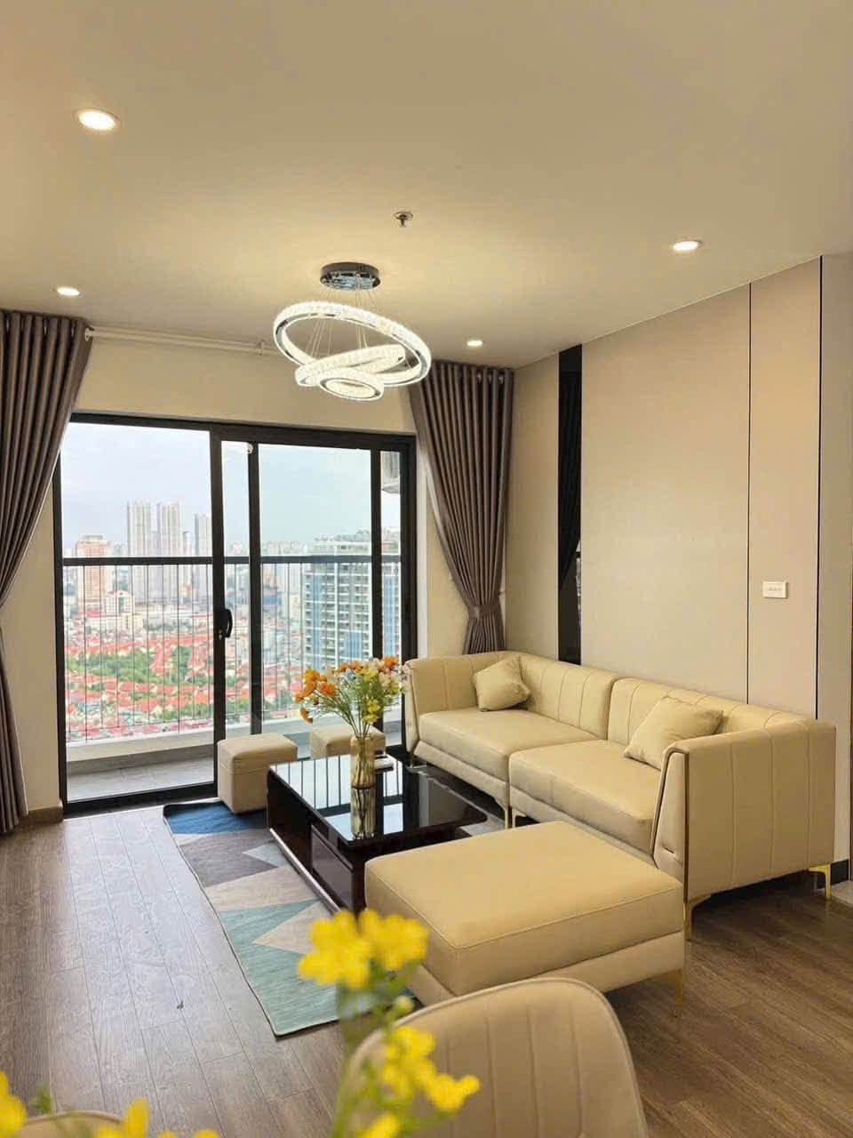 Phòng khách ốp tấm than tre tông be ấm