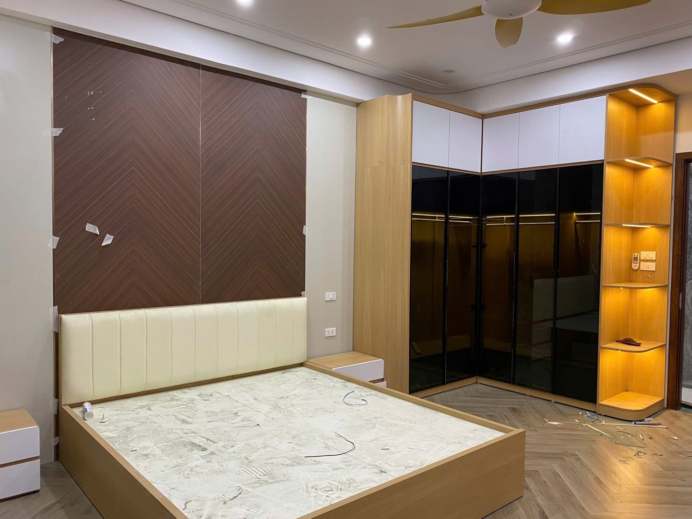 Đầu giường ốp tấm than tre vân gỗ sáng