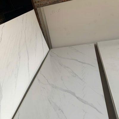 Tấm nhựa PVC vân đá TH57 màu trắng, vân mây xám